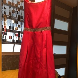 Traje para joven color rosado.